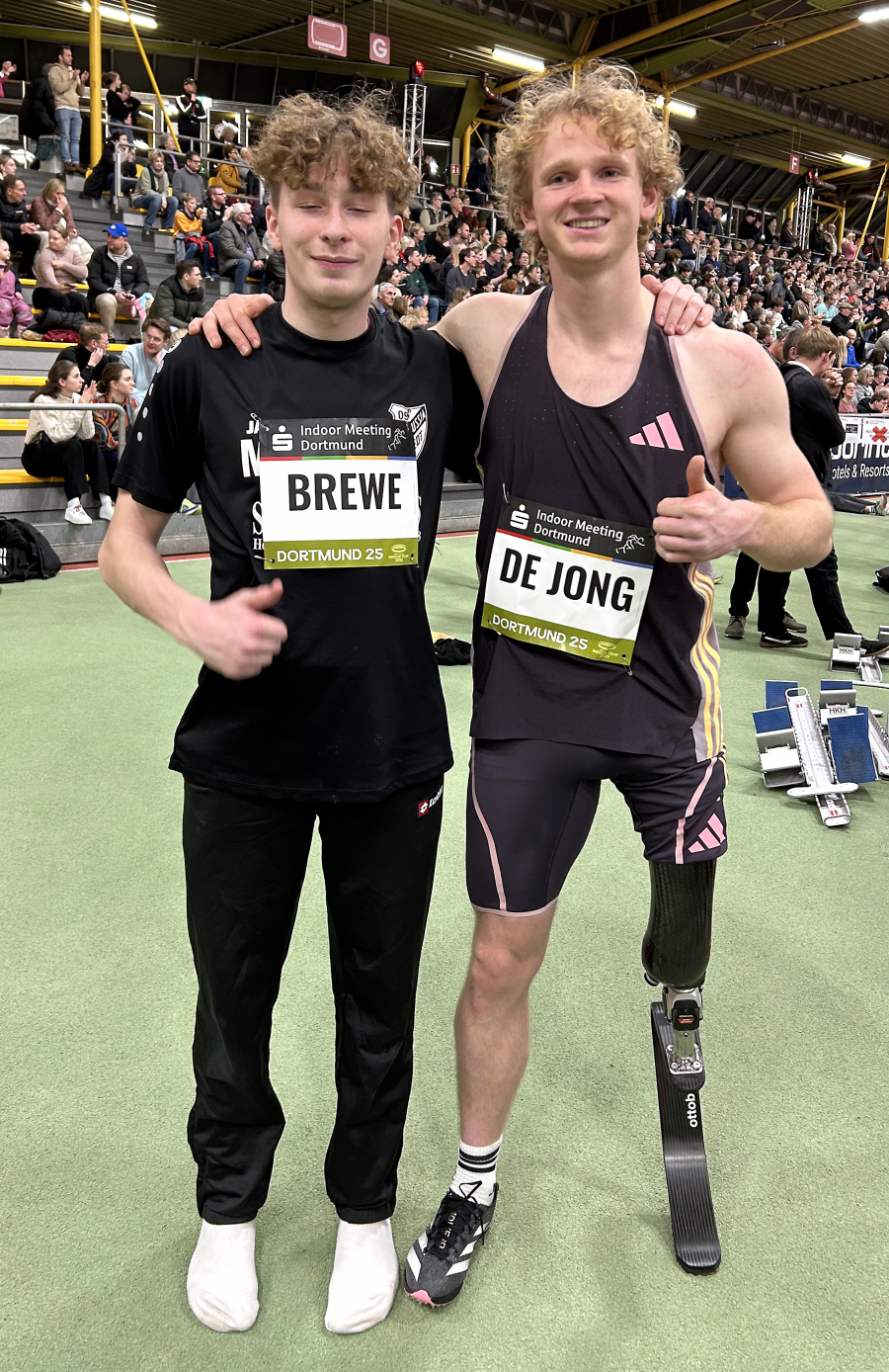 Der sehbehinderte Martin Brewe vom LAZ Soest trifft beim Indoor-Meeting in Dortmund auf den niederl&auml;ndischen Para-Superstar Joel de Jong. Foto: Bottin