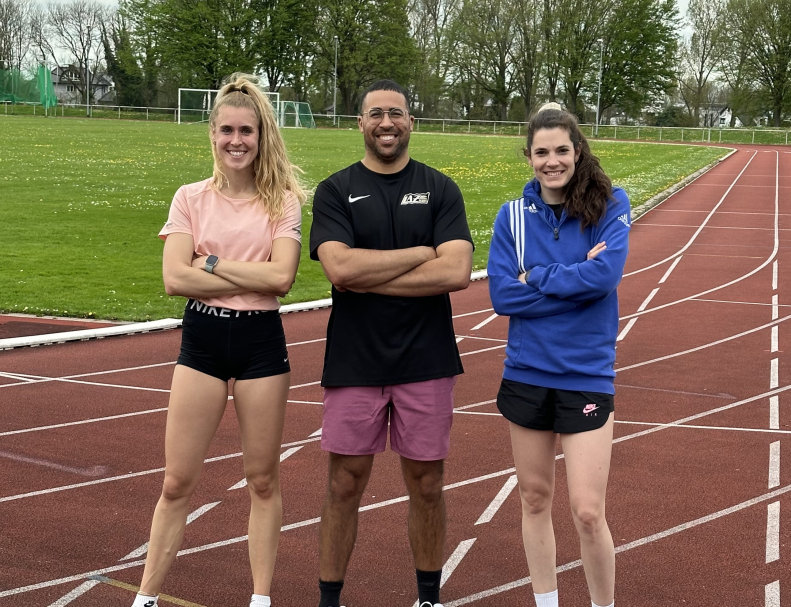 Trainer Sam Stanislaus ist f&uuml;r die Saisonvorbereitung mit LAZ-Mehrk&auml;mpferin Laura Vo&szlig; (rechts) und 800 Meter-L&auml;uferin Carmen Blameuser extra aus Gro&szlig;britannien nach Soest gekommen. Foto: Wendrich|||