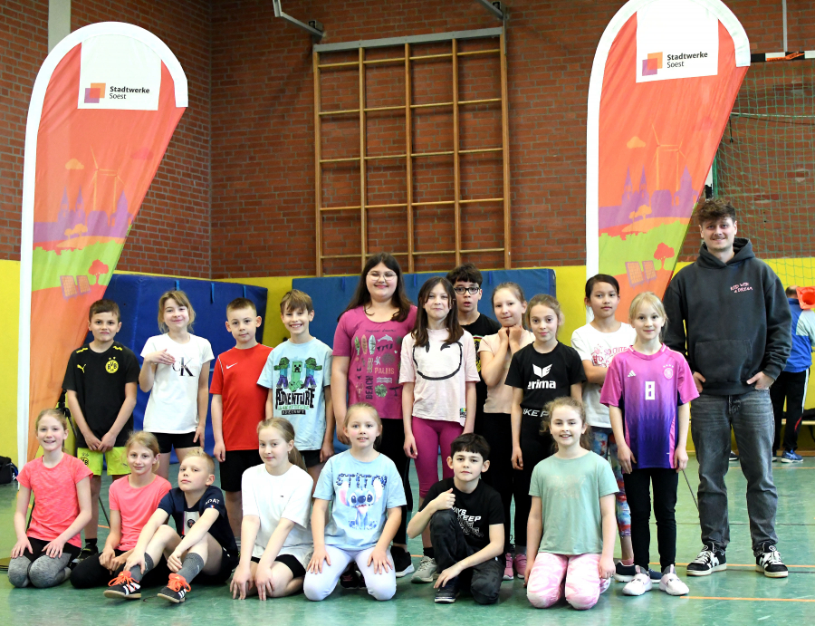 An der Wieseschule - hier die 4c mit Lehrer Tim Bongert - fand die erste Vorrunde des diesj&auml;hrigen Stadtwerke Soest-LAZ-Grundschul-Sprintcups 2025 statt. Foto: Bottin