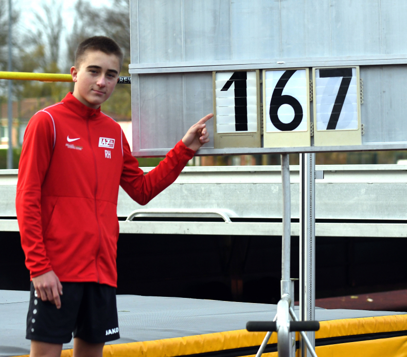 Er zeigt es an: U14-Athlet Rafael Hesse vom LAZ Soest &uuml;bersprang in dieser Saison ausgezeichnete 1,67 Meter und ist damit in seiner Altersklasse M13 zweitbester Hochspringer Deutschlands. Foto: Bottin|Ein Nachwuchs-Duo, auf das der Verein zu Recht stolz sein kann: Greta Karsten (W12) und Rafael Hesse (M13) vom LAZ Soest sind in ihren Altersklassen die Nummer eins bzw. zwei in Deutschland. Foto: Bottin|||