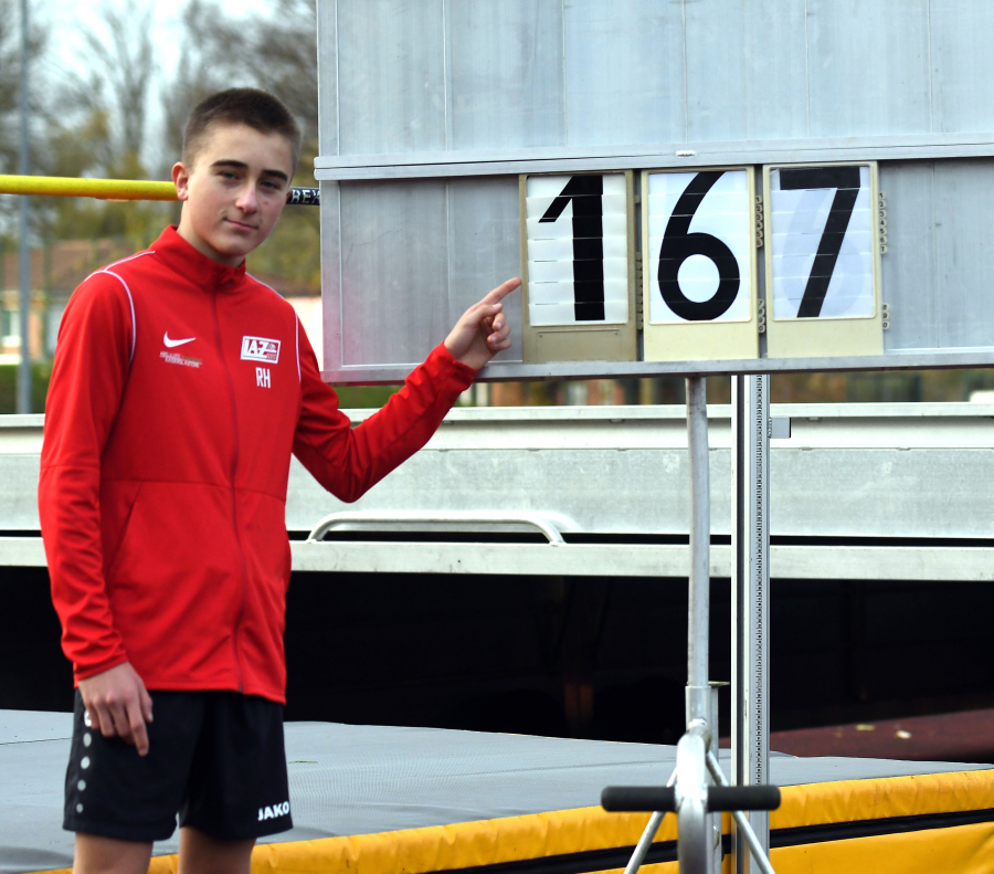 Er zeigt es an: U14-Athlet Rafael Hesse vom LAZ Soest &uuml;bersprang in dieser Saison ausgezeichnete 1,67 Meter und ist damit in seiner Altersklasse M13 zweitbester Hochspringer Deutschlands. Foto: Bottin