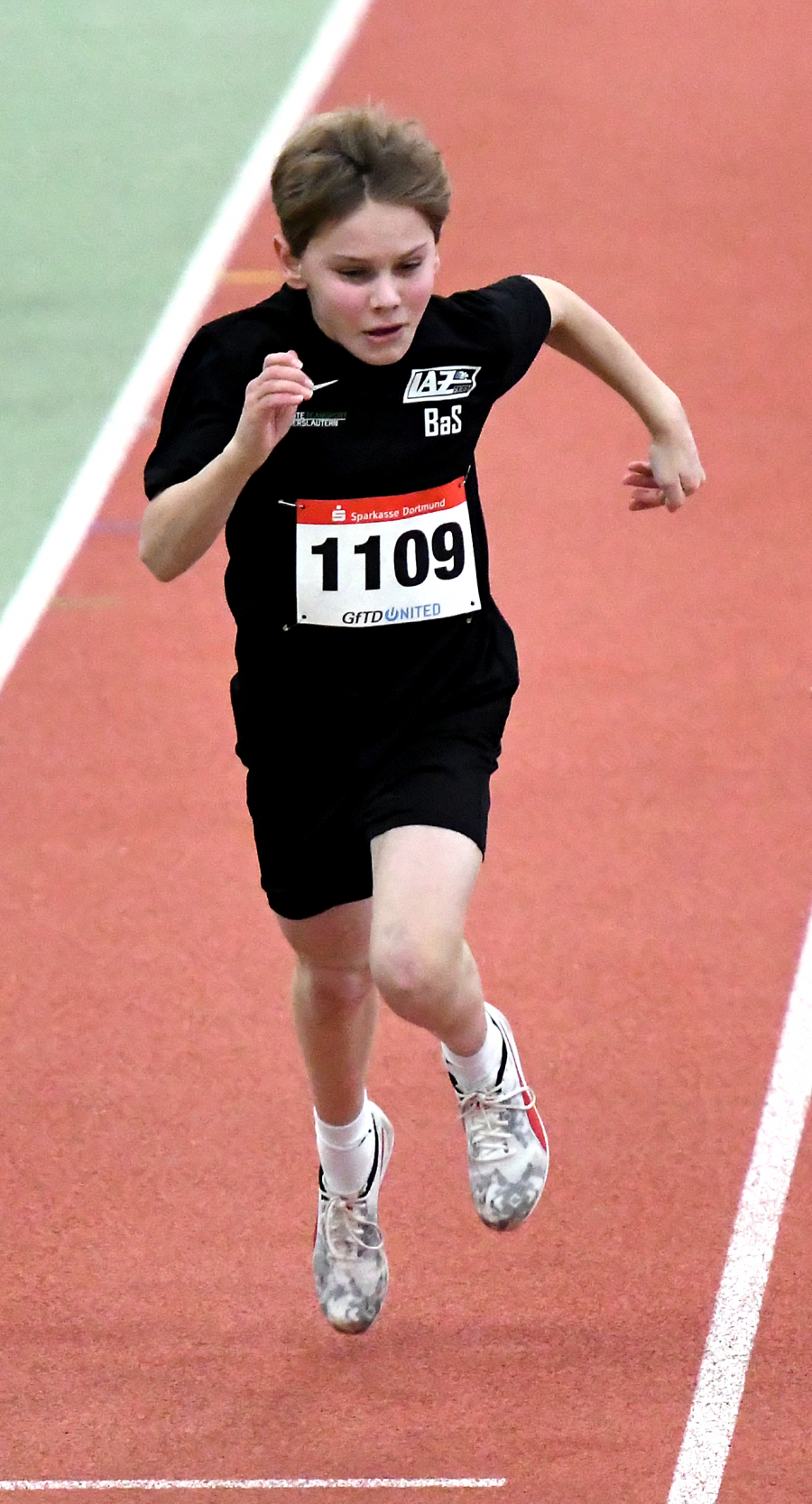 Greta Karsten (W13) - hier beim 60-Meter-Sprint - war in Dortmund mit Siegen im Hochsprung und Weitsprung die &uuml;berragende Sportlerin im Team des LAZ Soest. Foto: Bottin