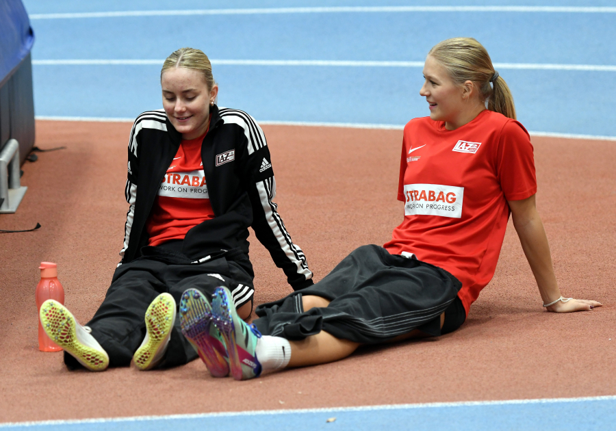 Relaxen vor dem ersten Start: Maya Klute (links) und Mia Vollmer vom LAZ Soest beim Brillux-Cup in der Leichtathletikhalle der Universit&auml;t M&uuml;nster. Foto: Bottin