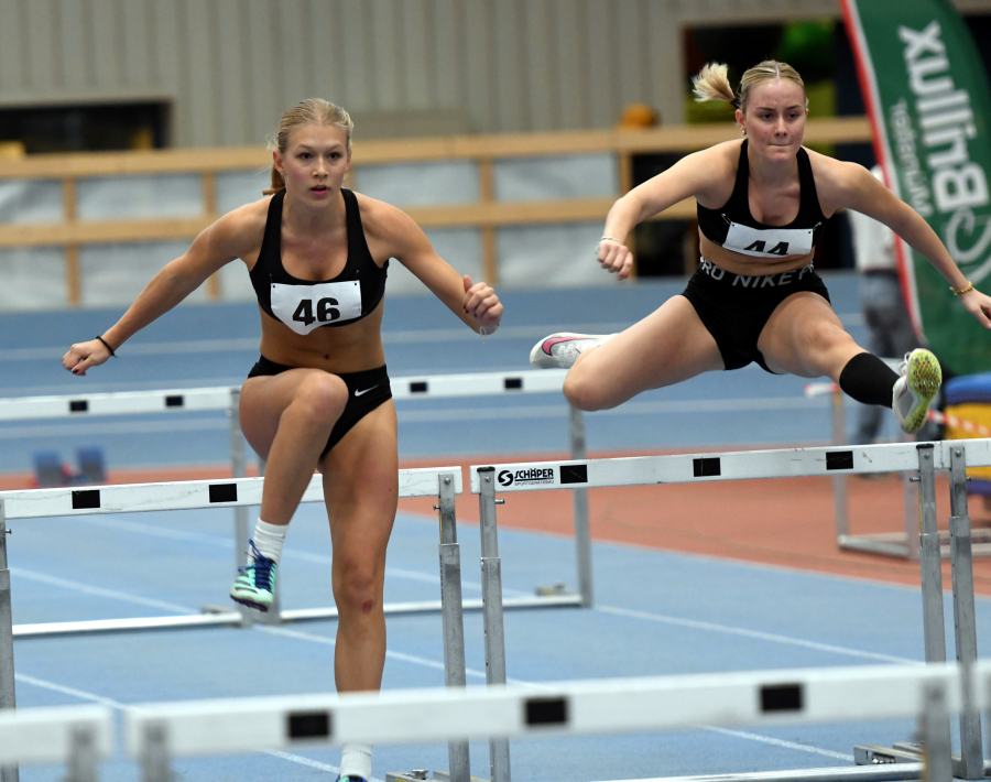 Die U18-Athletinnen Mia Vollmer (links) und Maya Klute vom LAZ Soest starteten in M&uuml;nster erstmals &uuml;ber die 84 Zentimeter hohen "Frauen"-H&uuml;rden. Foto:Bottin