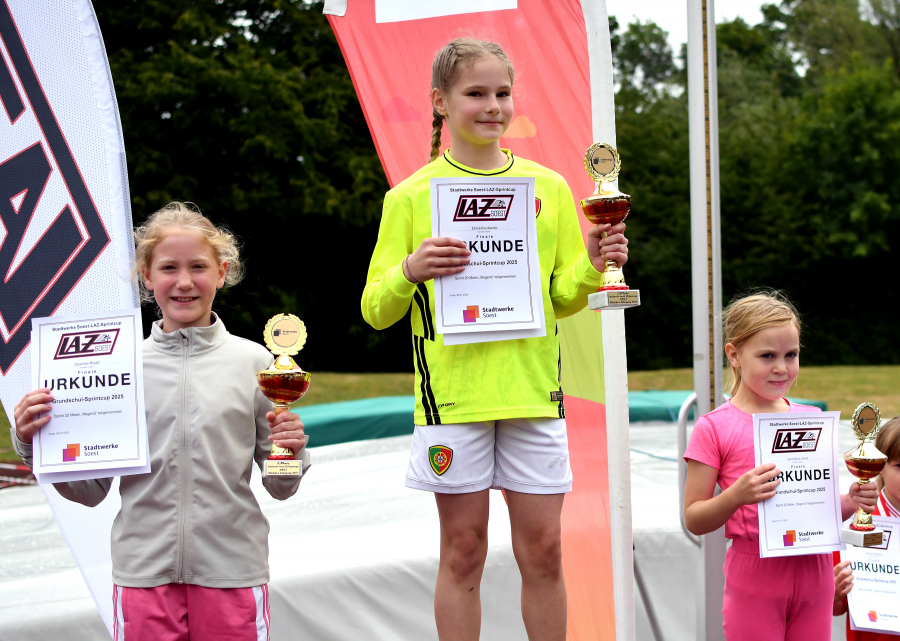 Bei den M&auml;dchen vom Jahrgang 2014 setzte sich Eliana Kozubenko (Mitte, Patrokli) erfolgreich durch. Links Charlotte Biegel (Zweite, Wiese), rechts Jana Maria L&uuml;sse (Dritte, Hellweg). Foto: Bottin