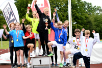 Schnelle Truppe: Die Patroklisch&uuml;ler stellten mit Eliana Kozubenko und Julius Schoofs (Mitte) zwei Sieger beim Finale des Sprintcups. Mehr Pokale und damit auch den Wanderpokal gewann diesmal die Brunoschule. Foto: Bottin|Die M&auml;dchen und Jungen der Brunoschule gewannen die meisten Einzelpokale und konnten bei der Siegerehrung den Sprintcup-Wanderpokal entgegennehmen. Foto: Bottin|Bei den M&auml;dchen des Jahrgangs 2015 holten sich Siegerin Lara Hamel (Mitte, Astrid-Lindgren), Lenie Wiesner (links, Zweite, Bruno) und Katharina Sophie Jaschin (rechts, Dritte, Johannes) die Pokale. Foto: Bottin|Hier erh&auml;lt der Drittplatzierte der Altersklasse 2015, Levin Schmidt von der Wieseschule, den Pokal von LAZ-Trainerin Maya Klute &uuml;berreicht. Foto: Bottin|Lutz Rummel von der Hellwegschule (Mitte) war schnellster Junge der Altersklasse 2015. Leo Leifert (links) von der Brunoschule wurde Zweiter und Levin Schmidt (rechts) von der Petrischule Dritter. Foto: Bottin|Er ist der schnellste Soester Grundsch&uuml;ler: Julius Schoofs von der Patroklischule (Jahrgang 2014) erzielte ausgezeichnete 2,86 Sekunden im fliegenden Sprint &uuml;ber 20 Meter. Foto: Bottin|Bei den M&auml;dchen vom Jahrgang 2014 setzte sich Eliana Kozubenko (Mitte, Patrokli) erfolgreich durch. Links Charlotte Biegel (Zweite, Wiese), rechts Jana Maria L&uuml;sse (Dritte, Hellweg). Foto: Bottin|Siegerehrung der Jungen des Jahrgangs 2014: Julius Schoofs (Mitte) von der Patroklischule siegte vor Arigon Paci (links, Astrid-Lindgren) und Samuel Jegel (Petri). Foto: Bottin|Freudestrahlend nimmt Anastasia Wolf den Siegerpokal aus den H&auml;nden von Florian Wendt, dem stellvertretenden sportlichen Leiter des LAZ Soest entgegen. Die Georg-Sch&uuml;lerin gewann in der Altersklasse 2016 vor Lara Hinkelmann (links, Georg) und Luisa Kruppa (rechts, Bruno). Foto: Bottin|Siegerehrung in der Altersklasse 2016 der Jungen mit Thorsten Junior Meyer (1. Platz, Wiese, Mitte) vor Emil Richter (links, Bruno) und Jonte Antons (Wiese). Foto: Bottin|||