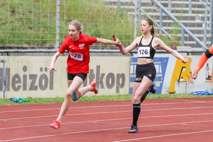 Greta Karsten und Nia Ferige beim Staffel-Wechsel. Foto: Reinhard