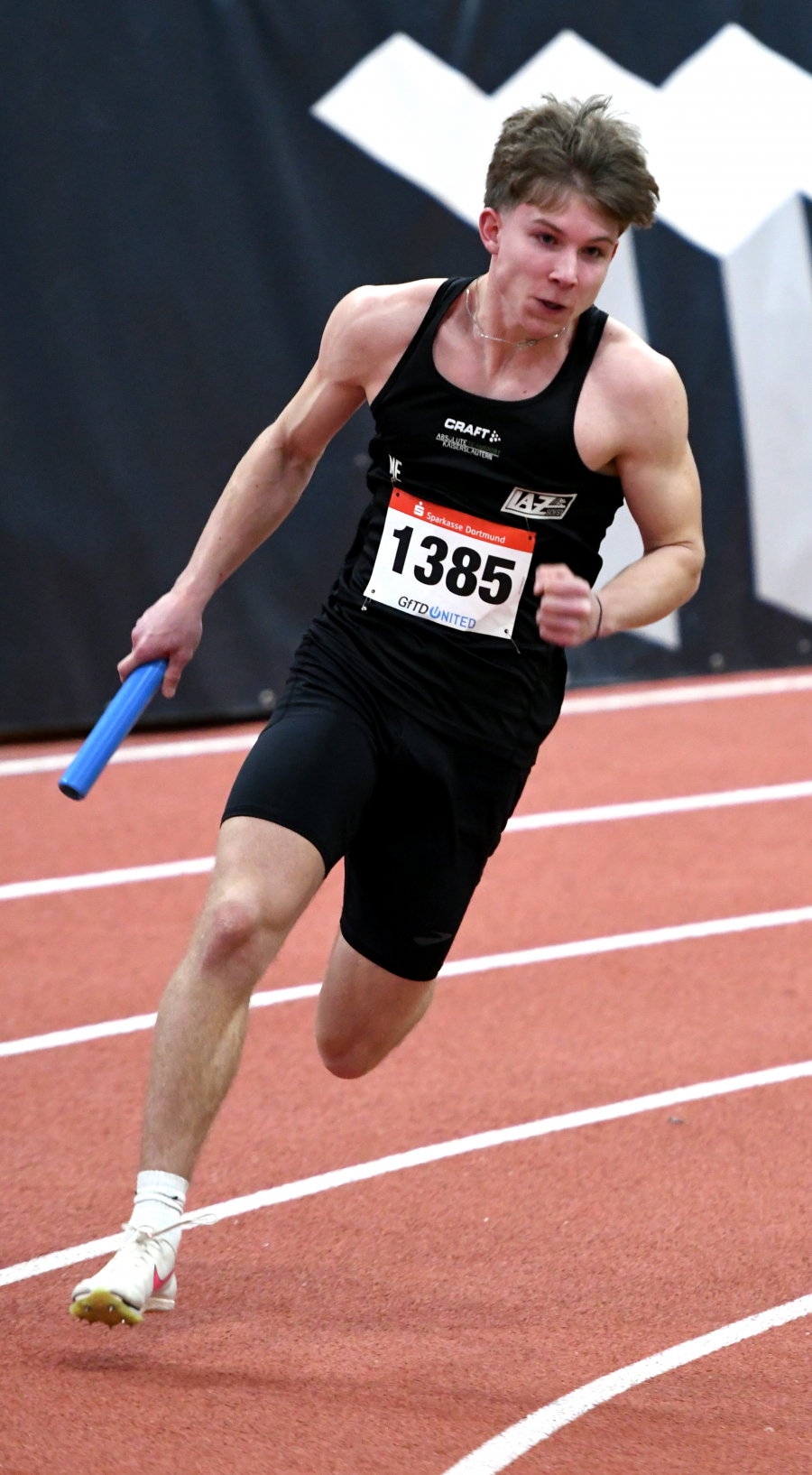 Matthis Eckhoff kam mit der U20-Staffel des LAZ Soest &uuml;ber 4 x 200 Meter nach 1:37,94 Minuten ins Ziel. Foto: Bottin