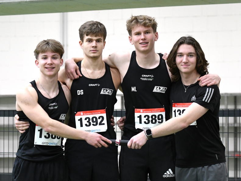 Die U20-Staffel des LAZ Soest, v.l.n.r.: Matthis Eckhoff, David Stracke, Moritz Langenscheidt und Tim Welschoff, erzielte in Dortmund 1:37,94 Minuten &uuml;ber 4 x 200 Meter. Foto: Bottin|Die U20-Staffel des LAZ Soest, v.l.n.r.: Anna-Lena Knappk&ouml;tter, Mia Vollmer, Sophie Martin und Maja Bolinger verfehlte &uuml;ber 4 x 200 Meter mit 1:47,45 Minuten nur knapp die Hallen-DM-Norm. Foto: Bottin|U20-Athlet Moritz Langenscheidt vom LAZ Soest legte die 200 Meter in Dortmund in neuer pers&ouml;nlicher Bestzeit von 23,49 Sekunden zur&uuml;ck. Foto: Bottin|U18-Athletin Maja Bolinger siegte im Einzelrennen &uuml;ber 200 Meter und verfehlte sowohl hier sowie mit ihren Staffelkameradinnen &uuml;ber 4 x 200 Meter nur knapp die DM-Norm. Foto: Bottin|U18-Athlet David Stracke erzielte 25,35 Sekunden &uuml;ber 200 Meter und mit seinen Staffelkameraden vom LAZ Soest 1:37,94 Minuten &uuml;ber 4 x 200 Meter. Foto: Bottin|Matthis Eckhoff kam mit der U20-Staffel des LAZ Soest &uuml;ber 4 x 200 Meter nach 1:37,94 Minuten ins Ziel. Foto: Bottin|Anna-Lena Knappk&ouml;tter war Startl&auml;uferin der 4 x 200-Meter-Staffel des LAZ Soest, die in 1:47,45 Minuten die DM-Norm nur knapp verfehlte. Foto: Bottin|26,66 Sekunden &uuml;ber 200 Meter und 1:47,45 Minuten mit der Staffel: U20-Sportlerin Mia Vollmer vom LAZ Soest. Foto: Bottin|U18-Sportlerin Sophie Martin erzielte 27,22 Sekunden &uuml;ber 200 Meter und kam mit ihren Staffelkameradinnen vom LAZ Soest &uuml;ber 4 x 200 Meter auf 1:47,45 Minuten. Foto: Bottin|||