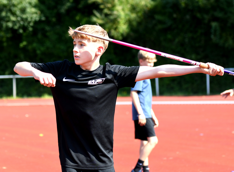 M12-Sportler Michel Bottin vom LAZ Soest &uuml;berraschte in Blomberg mit seinem Sieg im Speerwurf und 23,66 Meter. Foto: Bottin