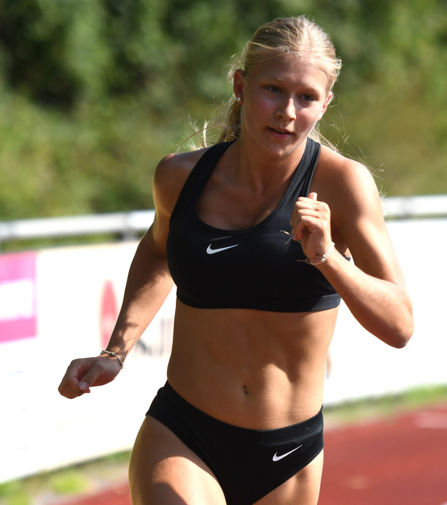 Sinkende Formkurve am Saisonende: U18-Athletin Mia Vollmer vom LAZ Soest blieb in Blomberg im Sprint und Hochsprung deutlich unter ihren pers&ouml;nlichen Bestmarken. Foto: Bottin