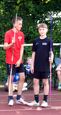 Die U14-Sportler Rafael Hesse (links, M13) und Michel Bottin (M12) vom LAZ Soest &uuml;berzeugten in Blomberg mit ausgezeichneten Speerwurfleistungen. Foto: Bottin|Malte Langenscheidt vom LAZ Soest erreichte in der Altersklasse M12 21,23 Meter im Speerwurf. Foto: Bottin|M12-Sportler Michel Bottin vom LAZ Soest &uuml;berraschte in Blomberg mit seinem Sieg im Speerwurf und 23,66 Meter. Foto: Bottin|Sinkende Formkurve am Saisonende: U18-Athletin Mia Vollmer vom LAZ Soest blieb in Blomberg im Sprint und Hochsprung deutlich unter ihren pers&ouml;nlichen Bestmarken. Foto: Bottin|Gelungener Staffelstart: Das U14-Quartett des LAZ Soest mit (von links) Malte Langenscheidt, Rafael Hesse, Michel Bottin und Bastian Sievert freute sich in Blomberg &uuml;ber 42,93 Sekunden und Platz zwei im 4 x 75-Meter-Wettbewerb. Foto: Bottin|||