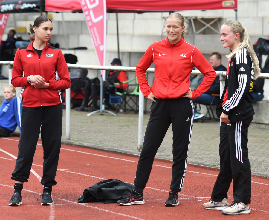Noch relativ entspannt vor den abschlie&szlig;enden 800 Metern: Das Siebenkampfteam der U18 mit Mathilda Grienitz (von links), Mia Vollmer und Maya Klute. Foto: Bottin