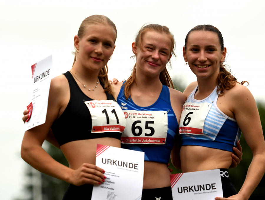 Westfalens beste Siebenk&auml;mpferinnen der weiblichen Jugend U18 (von links): Mia Vollmer vom LAZ Soest als Vizemeisterin, Charlotte Jatzkowski (Meisterin, TV Gladbeck) und Maria Sauer (Herford, Drittplatzierte). Foto: Bottin