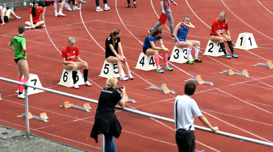 Warten auf den Start &uuml;ber 100-Meter-H&uuml;rden der weibl.Jugend U18 mit Mia Vollmer (Bahn 2) und Maya Klute (Bahn 6). Foto: Bottin