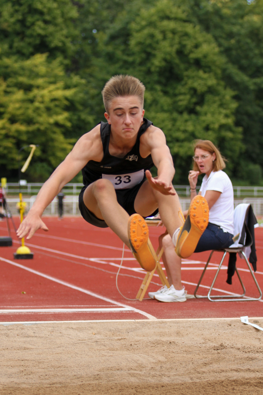Im Weitsprung kam er mit 5,64m nah an seine PB. Foto: Reinhard
