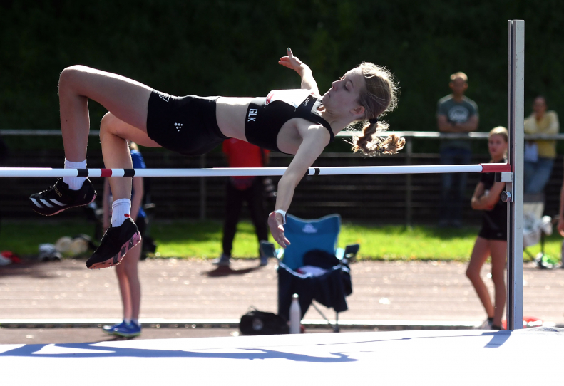 &Uuml;berlegener Titelgewinn: Greta Karsten vom LAZ Soest wurde mit tollen 1,64 Metern W13-Westfalenmeisterin im Hochsprung. Foto: Bottin|Videoanalyse: Greta Karsten mit Trainerin Annika Straub w&auml;hrend des Wettkampfes im Stadion Hohenhorst. Foto: Bottin|Viertschnellste in Westfalen &uuml;ber 75 Meter: Rosalie Tigges (W12) vom LAZ Soest lief mit 10,93 Sekunden Bestzeit. Foto: Bottin|Mutiger Bronze-Lauf: Noelle Biegel (Nr. 71) vom LAZ Soest kam &uuml;ber 800 Meter der Altersklasse W12 in neuer Vereinsrekordzeit auf Platz drei. Foto: Bottin|Platz f&uuml;nf: Noelle Biegel (W13) vom LAZ Soest steigerte sich im 60-Meter-H&uuml;rdensprint auf 10,71 Sekunden. Foto: Bottin|W13-Sportlerin Marie Rustemeyer vom LAZ Soest erzielte mit 10,69 Sekunden pers&ouml;nliche Bestzeit &uuml;ber 75 Meter. Foto: Bottin|Perfekter Wechsel zwischen Marie Rustemeyer (rechts) und Noelle Biegel &uuml;ber 4 x 75 Meter. Am Ende musste sich das M&auml;dchen-Staffelquartett des LAZ Soest jedoch mit eher bescheidenen 42,17 Sekunden zufrieden geben. Foto: Bottin|Die Maskerade stimmte: Die U14-M&auml;dchen des LAZ Soest, v.l.n.r.: Noelle Biegel, Marie Rustemeyer, Rosalie Tigges und Greta Karsten, mussten sich &uuml;ber 4 x 75 Meter jedoch mit eher bescheidenen 42,17 Sekunden zufrieden geben. Foto: Bottin|||