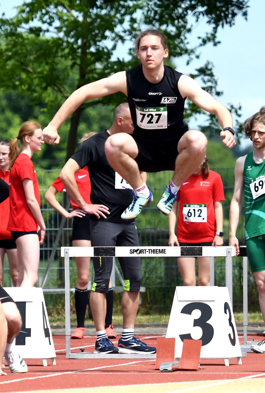 Abgehoben: U18-Athlet Tim Welschoff vom LAZ Soest siegte &uuml;ber 100 Meter in ausgezeichneten 11,43 Sekunden. F&uuml;r eine Anerkennung der Leistung wehte der R&uuml;ckenwind mit 2,8 Meter/Sekunde aber zu stark. Foto: Bottin