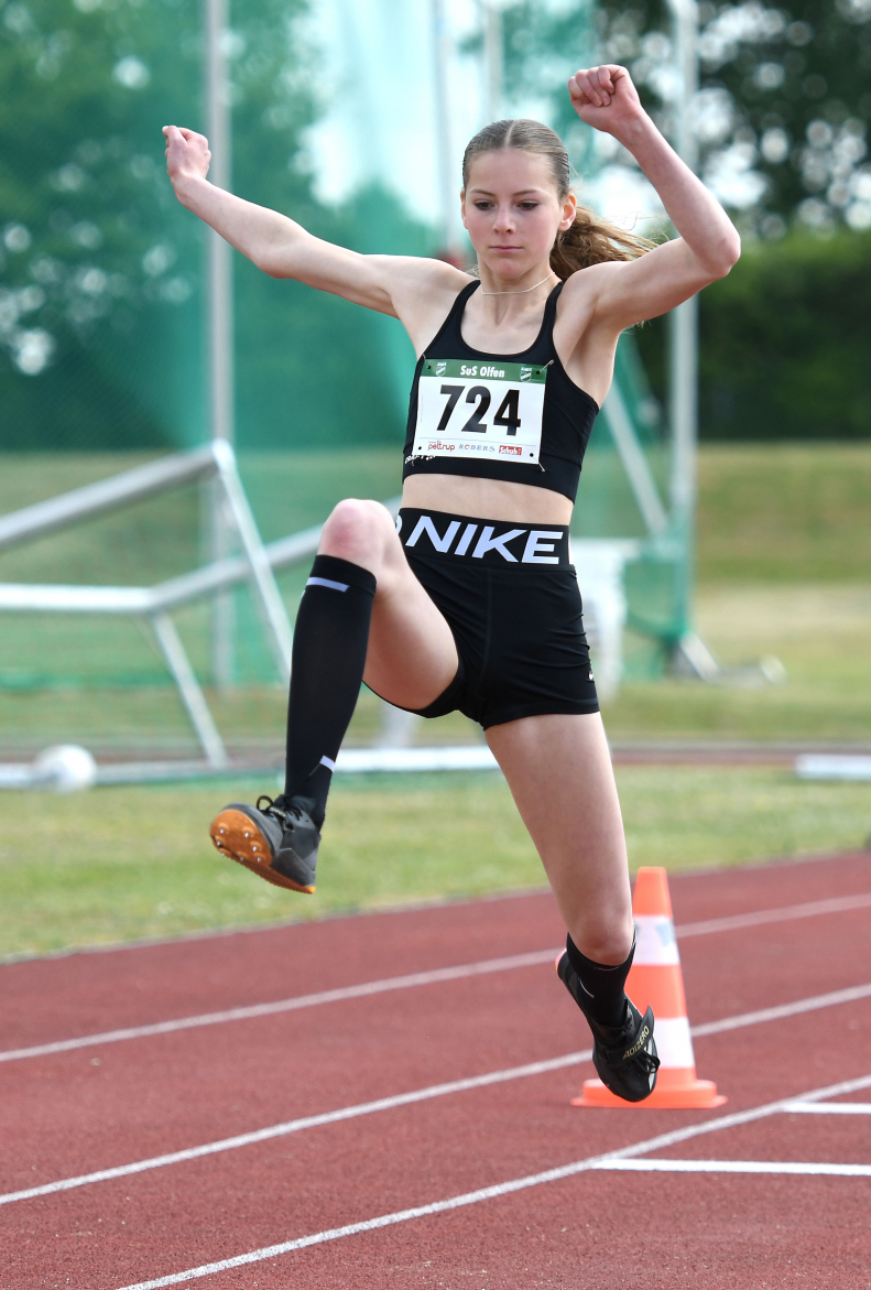 &Uuml;berragende Sportlerin des LAZ Soest in Olfen: Nia Ferige (W15) stellte pers&ouml;nliche Bestleistungen im Dreisprung und Hochsprung auf. Foto: Bottin|Sprints auf hohem Niveau: Ines Rustemeyer vom LAZ Soest  (rechts, W50) unterbot in Olfen deutlich die DM-Normen &uuml;ber 100 Meter und 200 Meter. Links ihre Mannschaftskameradin Sabrina Raser. Foto: Bottin|Abgehoben: U18-Athlet Tim Welschoff vom LAZ Soest siegte &uuml;ber 100 Meter in ausgezeichneten 11,43 Sekunden. F&uuml;r eine Anerkennung der Leistung wehte der R&uuml;ckenwind mit 2,8 Meter/Sekunde aber zu stark. Foto: Bottin|W12-Sportlerin Noelle Biegel vom LAZ Soest feierte in Olfen Siege &uuml;ber 75 Meter, 60-Meter-H&uuml;rden und im 800-Meter-Lauf. Foto: Bottin|||