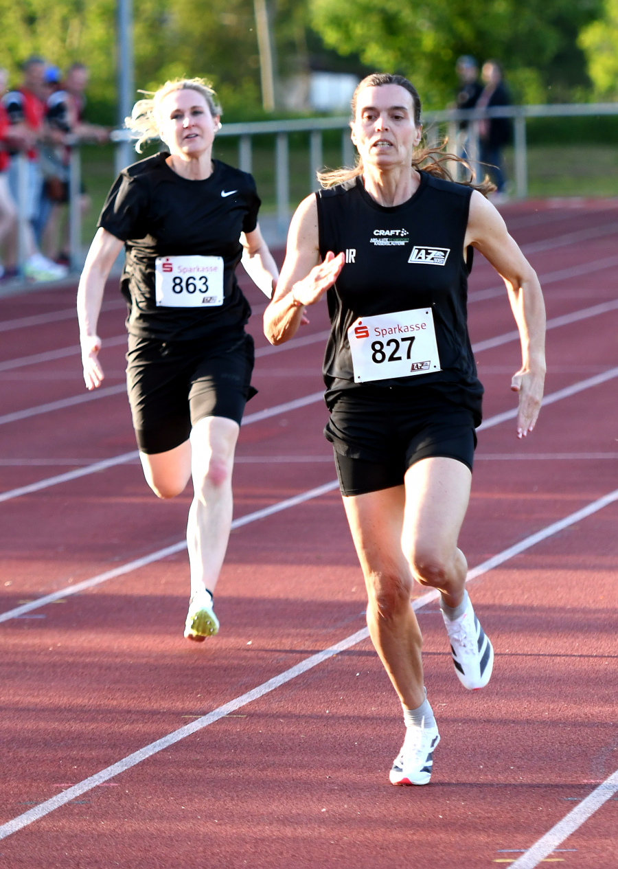 Auf der 200-Meter-Strecke: Dr. Janina Biegel (links) und Ines Rustemeyer vom LAZ Soest. Foto: Bottin