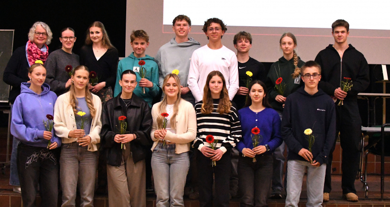 Gut 20 Sportlerinnen und Sportler wurden bei der Mitgliederversammlung des LAZ f&uuml;r ihre Erfolge im vergangenen Jahr ausgezeichnet. Foto: Bottin|||