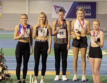 Laura Vo&szlig; (Zweite von links).