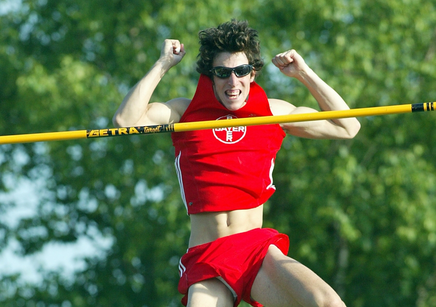 Malte Mohr flog in Soest bei 5,80 Metern &uuml;ber die Latte.