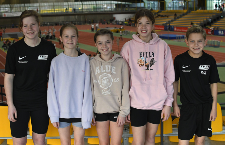 Erster gro&szlig;er Wettkampf in Dortmunds moderner Leichtathletikarena: Die U12-Kinder des LAZ Soest, v.l.n.r.: Hannah Eppe, Noelle Biegel, Marie Rustemeyer, Leni Schneider und Bastian Sievert, starteten erstmals &uuml;ber die 60-Meter-Hallendistanz. Foto: Bottin