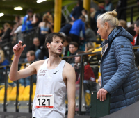 Gelungenes Coaching: Hochspringer Falk Wendrich vom LAZ Soest wurde in Dortmund von der ehemaligen Weltklasse-Weitspringerin und Olympiateilnehmerin Elena Persina betreut. Foto: Bottin|Falk Wendrich mit Elena Persina in Dortmund: Weil seine Trainerin Brigitte Kurschilgen verhindert war, wurde der Hochspringer vom LAZ Soest von der ehemaligen Weltklasse-Weitspringerin und zweifachen Olympiateilnehmerin betreut. Foto: Bottin|Lockeres Einspringen vor dem Wettkampf: Falk Wendrich vom LAZ Soest bei den Westf&auml;lischen Hallenmeisterschaften in der Dortmunder Helmut-K&ouml;rnig-Halle. Foto: Bottin|Die Sprunglatte blieb oben, der Sprung ist g&uuml;ltig: Ein gl&uuml;cklicher Falk Wendrich vom LAZ Soest freute sich &uuml;ber 2,10 Meter, den Westfalentitel bei den M&auml;nnern und die DM-Norm. Foto: Bottin|Siegerehrung M&auml;nner-Hochsprung in Dortmund: Sieger Falk Wendrich vom LAZ Soest (2,10 Meter) mit Aaron Thie&szlig; (links, LG B&uuml;nde-L&ouml;hne, 1,95 Meter) und Gero Faust (rechts, TV Wattenscheid, 1,92 Meter). Foto: Bottin|Zwei Hochsprung-Westfalenmeister vom LAZ Soest: Mia Vollmer bei der weiblichen Jugend U20 und Falk Wendrich bei den M&auml;nnern. Foto: Bottin|Knappe Entscheidung: Mit sieben hundertstel Sekunden Vorsprung sicherte sich Laura Vo&szlig; vom LAZ Soest &uuml;ber 400 Meter den Westfalentitel bei den Frauen. Foto: Bottin|Knappe Entscheidung: Mit sieben hundertstel Sekunden Vorsprung sicherte sich Laura Vo&szlig; vom LAZ Soest &uuml;ber 400 Meter den Westfalentitel bei den Frauen. Foto: Bottin|Laura Vo&szlig; (rechts) vom LAZ Soest mit Konkurrentin Natalie Pisoke von der LG Brillux M&uuml;nster direkt nach der spannenden 400-Meter-Entscheidung. Foto: Bottin|Platz f&uuml;nf &uuml;ber 200 Meter: U18-Athlet Matthis Eckhoff vom LAZ Soest legte die Hallenrunde im Finale in 23,97 Sekunden (Vorlauf 23,81 Sekunden) zur&uuml;ck. Foto: Bottin|Immer diese Fehlversuche: Bei H&ouml;hengleichheit musste M14-Hochspringer Rafael Hesse vom LAZ Soest bereits zum zweiten Mal mit der Vizemeisterschaft in Westfalen Vorlieb nehmen. Foto: Bottin|9,81 Meter: U20-Athletin Maya Klute vom LAZ Soest holte im Dreisprung Platz 6. Foto: Bottin|||