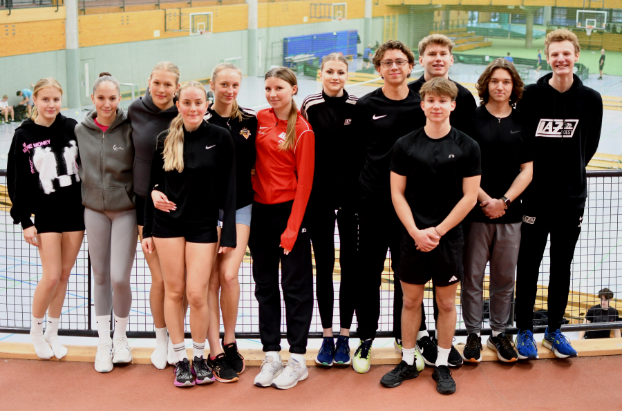 Training f&uuml;r die H&ouml;hepunkte der Hallensaison: Die Sportlerinnen und Sportler des LAZ Soest im Paderborner Ahorn-Sportpark mit den Neuzug&auml;ngen Jonas Dorenkamp (rechts) und Tim Welschoff (2. von rechts) vom LAC Veltins Hochsauerland. Foto: Bottin