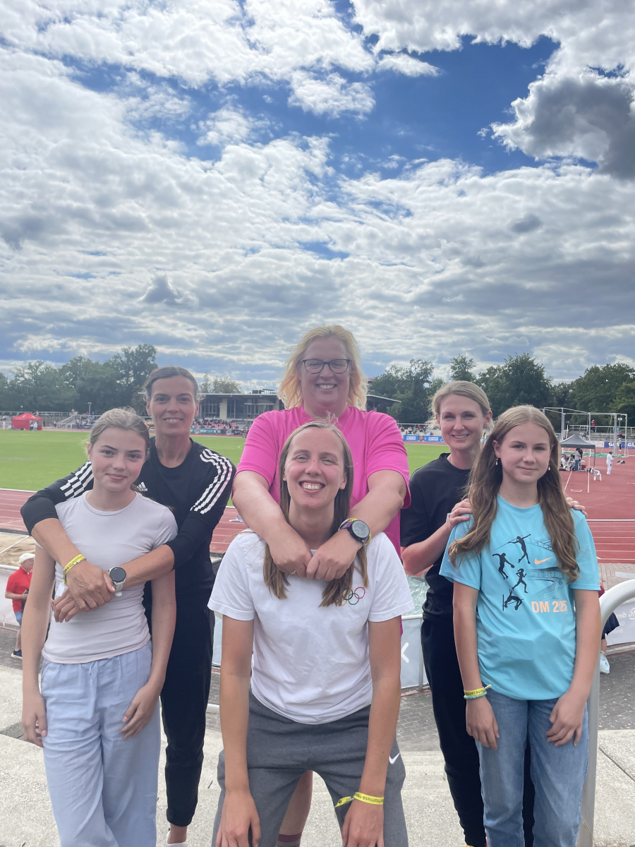 &Uuml;ber ihre ebenso erfolgreichen T&ouml;chter Marie, Annika und Noelle kamen die drei M&uuml;tter zum LAZ Soest und wurden von ihnen in Gotha angefeuert.  Foto: Jana Klee