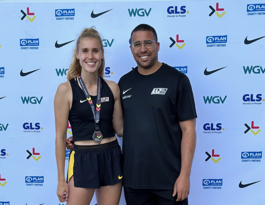 Laura Vo&szlig; mit DM-Silbermedaille und ihrem Trainer Sam Stanislaus. 