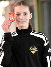 U16-Athletin Nia Ferige vom LAZ Soest holte in der Hallensaison Gold, Silber und Bronze bei den Westfalenmeisterschaften. Foto: Bottin|Nur &auml;u&szlig;erst knapp am Westfalentitel vorbei: M13-H&uuml;rdensprinter Michel Bottin vom LAZ Soest fehlte nur eine Hundertstel zum Sieg. Foto: Marcus Bottin|&Uuml;berlegener Westfalenmeister: Falk Wendrich (Mitte) siegte bei den Landesmeisterschaften mit 2,10 Metern. Wenige Wochen sp&auml;ter gewann der LAZ-Athlet mit 2,18 Metern Bronze bei den Deutschen Meisterschaften. Foto: Bottin|Westfalenmeisterin und Nummer eins in Deutschland: W13-Hochspringerin Greta Karsten vom LAZ Soest (Mitte) - hier bei der Siegerehrung der Landesmeisterschaften in Paderborn - &uuml;bersprang herausragende 1,65 Meter. Foto: Bottin|Gold &uuml;ber 400 Meter, Silber im 800-Meter-Lauf: Laura Vo&szlig; vom LAZ Soest holte bei den Frauen 2 Medaillen bei den Hallen-Westfalenmeisterschaften. Foto: Bottin|||