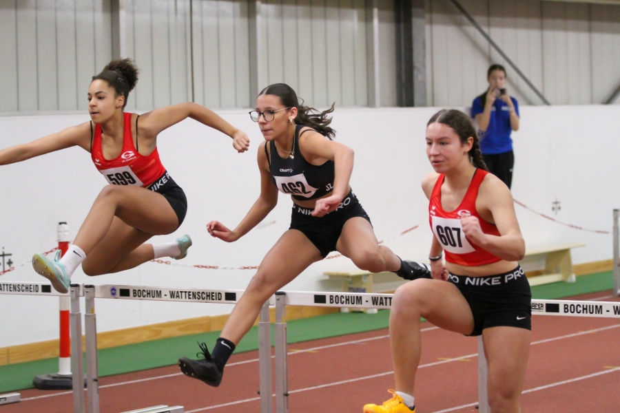 Bestzeit trotz H&auml;ngenbleibens an der letzten H&uuml;rde: Josefine Zickau (W14) sprintet &uuml;ber die 60m H&uuml;rden zu 10,11 Sekunden. Foto: Reinhard