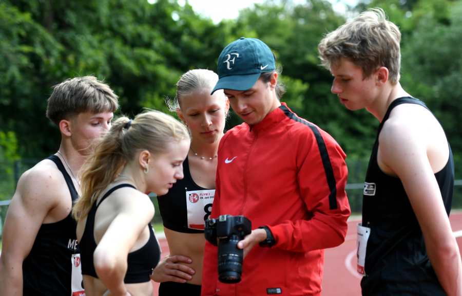 LAZ-Trainer Florian Wendt hat Videoaufnahmen f&uuml;r die Social-Media-Pr&auml;sentation des Vereins gemacht: Interessierte Zuschauer sind (v.l.n.r.)  &nbsp; &nbsp; &nbsp; &nbsp; &nbsp; &nbsp; &nbsp; &nbsp;&nbsp; Matthis Eckhoff, Maja Bolinger, Mia Vollmer und Moritz Langenscheidt. Foto: Bottin