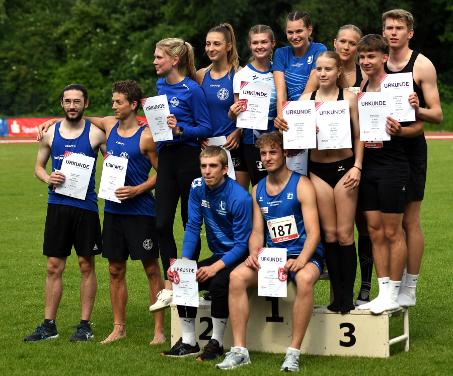 Das Bronze-Quartett des LAZ Soest (rechts) bei der Siegerehrung in Dortmund mit den Teams der LG Kindelsberg Kreuztal (Mitte) und des USC Bochum. Foto: Bottin