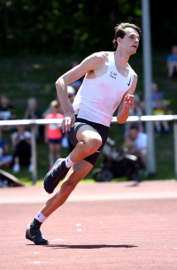 In Westfalen seit Jahren die unumstrittene Nummer eins im Hochsprung: Der Deutsche Vizemeister Falk Wendrich vom LAZ Soest f&uuml;hrt die Landesbestenliste mit 2,25 Metern an. Foto: Bottin|Sophie Martin (Mitte) vom LAZ Soest, hier als Westfalenmeisterin im Blockwettkampf vor Charlotte Jatzkowski (links, TV Gladbeck) und Vanessa Jaske (TV Wattenscheid), belegt in der Westf&auml;lischen Bestenliste 2023 einen zweiten und dritten Platz im Blockwettkampf Sprint/Sprung und Siebenkampf in der Altersklasse W15. Foto: Bottin|Die Deutsche Hallenmeisterin im F&uuml;nfkampf der Frauen, Laura Vo&szlig; vom LAZ Soest, ist im Siebenkampf 2023 drittbeste Athletin Westfalens im Siebenkampf. Foto: Bottin|Die beiden NRW-Hammerwurfmeisterinnen Nia Ferige (W13, links) und Marlene Soer (W12) vom LAZ Soest sind 2023 in ihren Altersklassen zusammen allein sechs Mal die Nummer eins in Westfalen. Foto: Bottin|||