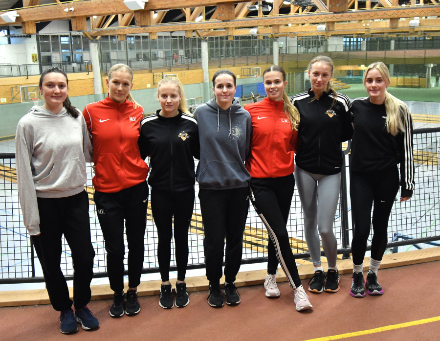Lilli Michel, Mia Vollmer, Maja Bolinger, Carmen B&uuml;ttner, Lina Vollmer, Sophie Martin und Maya Klute (von links) bereiten sich bei idealen Trainingsbedingungen im Paderborner Ahorn-Sportpark auf die bevorstehenden H&ouml;hepunkte der Hallensaison vor. Foto: Bottin