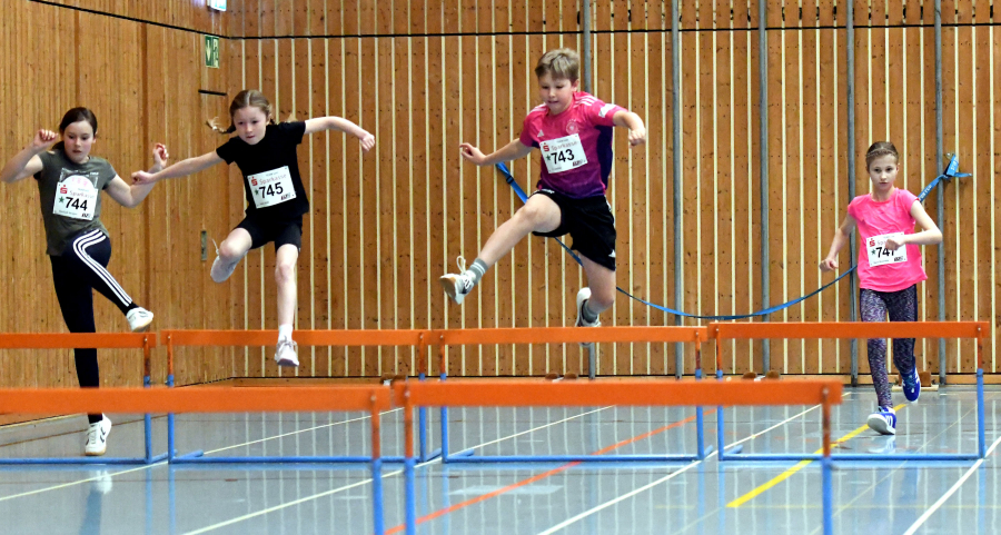 Der Sprint &uuml;ber kindgerechte H&uuml;rden geh&ouml;rt seit Jahren zum festen Bestandteil beim Indoormeeting des LAZ Soest. Foto: Bottin