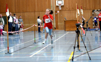 Wer ist der(die) Schnellste: Beim fliegenden Sprint &uuml;ber 15 Meter durch die Lichtschranken ging es f&uuml;r die M&auml;dchen und Jungen um hundertstel Sekunden. Foto: Bottin|Die Allerj&uuml;ngsten mussten beim 30-Meter-Sprint schon mal an die Hand genommen werden - wie hier von LAZ-Trainerin Jana Klee. Foto: Bottin|Werfen durch hochgeh&auml;ngte Reifen war eine von mehreren Disziplinen beim Indoormeeting des LAZ Soest. Foto: Bottin|Sophie Bornemann (links) und Charlotte Biegel beim Sprint &uuml;ber 30-Meter-H&uuml;rden. Foto: Bottin|Der Sprint &uuml;ber kindgerechte H&uuml;rden geh&ouml;rt seit Jahren zum festen Bestandteil beim Indoormeeting des LAZ Soest. Foto: Bottin|Der Hochsprung mit Hilfe des Sprungbretts ist f&uuml;r den Nachwuchs eine der Lieblingsdisziplinen beim Indoormeeting des LAZ Soest. Foto: Bottin||||