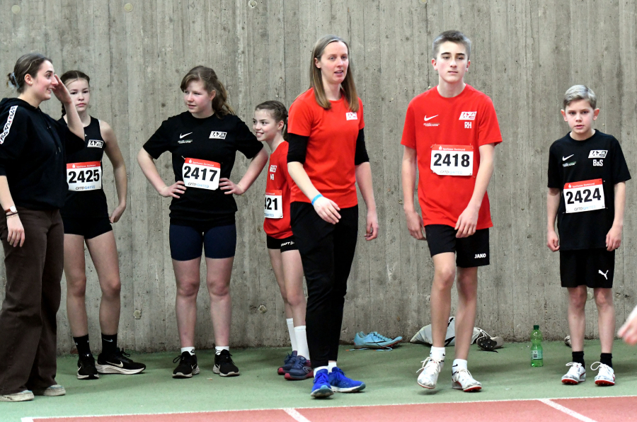 Die LAZ-Trainerinnen Jana Klee und Annika Straub in der Dortmunder Helmut-K&ouml;rnig-Halle mit (von links nach rechts): Marlene Soer, Hannah Eppe, Marie Rustemeyer, Rafael Hesse und Bastian Sievert bei der Wettkampfvorbereitung. Foto: Bottin