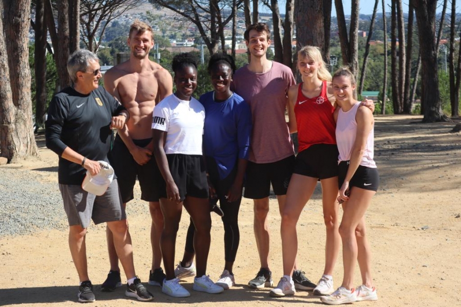 Falk Wendrich (Dritter von rechts) beim Trainingslager in S&uuml;dafrika.