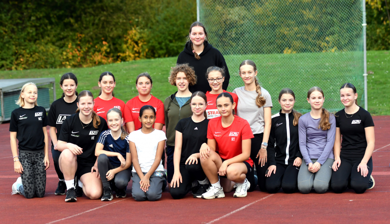 Das Training mit den Kinder- und Jugendgruppen bereitet Sophie am meisten Freude. Foto: Bottin|Auch die Pflege und Wartung von Ger&auml;ten geh&ouml;rt zu ihren Aufgaben. Foto: Bottin|||