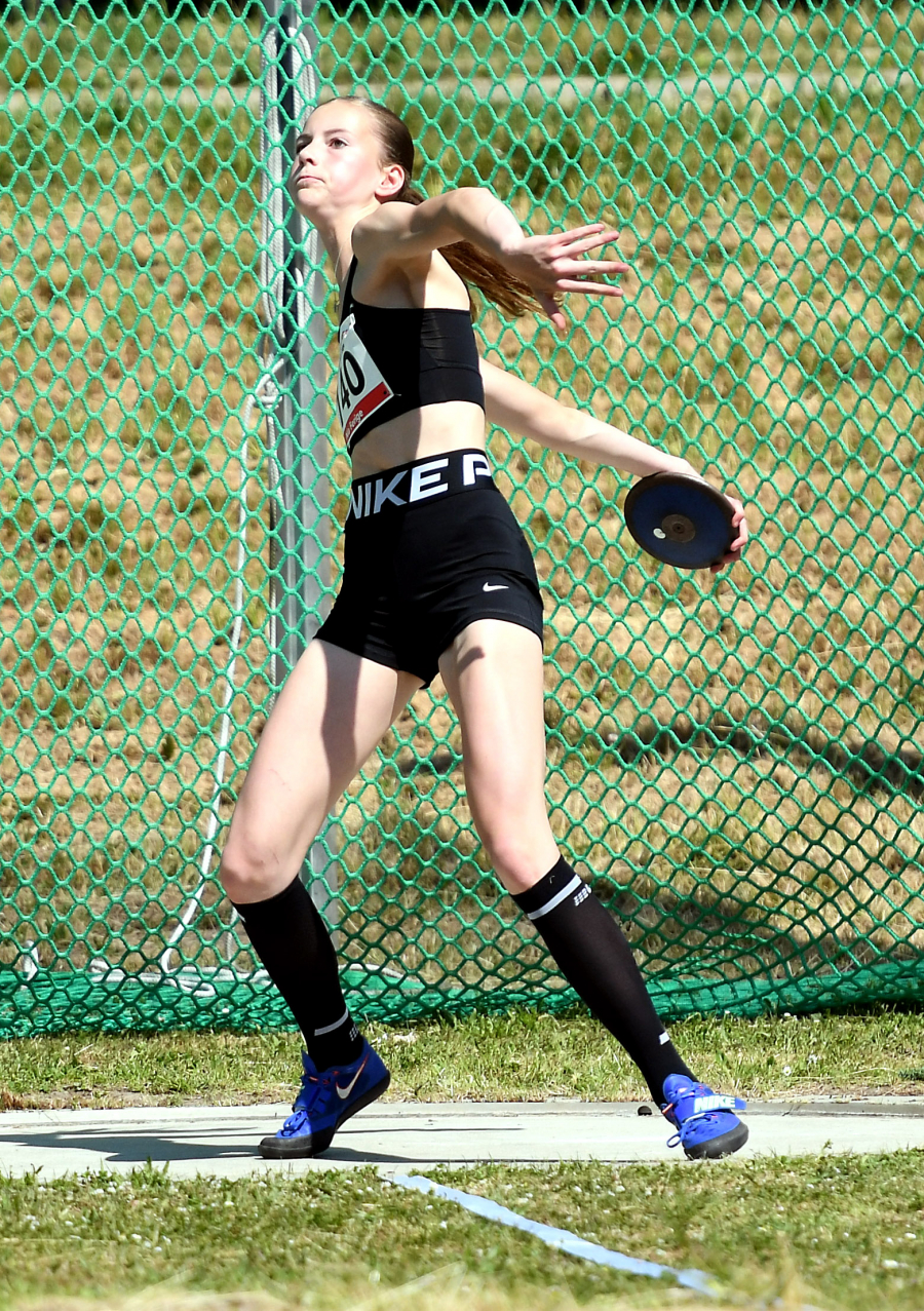 Nia Ferige (W15) vom LAZ Soest warf den Diskus beim Werfertag in Plettenberg auf 29,89 Meter. Foto: Bottin