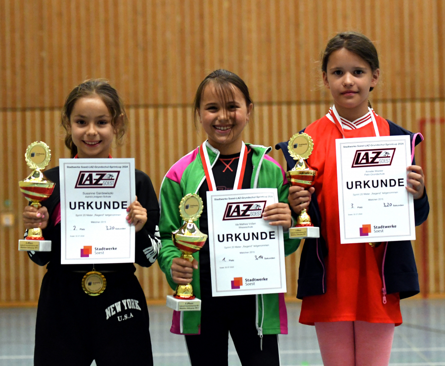 Die drei Erstplatzierten bei den M&auml;dchen des Jahrgangs 2015 (von links): Susanne Gardewiszki (Astrid-Lindgren, 2.), Siegerin Ida Mathea Vo&szlig;en (Wiese) und Annelie Wacker (Petri, 3.). Foto: Bottin