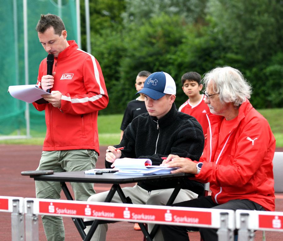 Das Organisationsteam des LAZ Soest, (von links) mit Moderator Sebastian Moritz, Jonas Teipel und Ralf Reinhard sorgten f&uuml;r einen reibungslosen Ablauf beim Sprintcup-Finale. Foto: Bottin