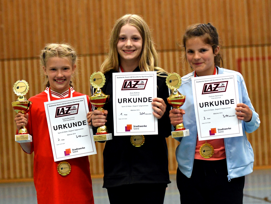 Die drei Erstplatzierten M&auml;dchen des Jahrgangs 2014 (von links): Sophie Bornemann (Wiese, 2.), Siegerin Anni K&ouml;hne (Patrokli) und die Dritte, Felicia Heitmann (Patrokli). Foto: Bottin