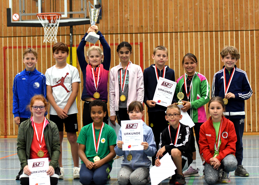 Erneuter Teamerfolg: Wie schon im Vorjahr gewannen die Wiese-Grundsch&uuml;ler den Sprintcup-Wanderpokal. Foto: Bottin