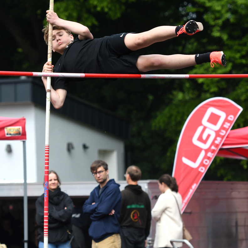 U14-Sportler Michel Bottin vom LAZ Soest meisterte bei seinem ersten Stabhochsprungwettkampf ausgezeichnete 2,40 Meter. Foto: Bottin|U14-Sportler Michel Bottin vom LAZ Soest meisterte bei seinem ersten Stabhochsprungwettkampf ausgezeichnete 2,40 Meter. Foto: Bottin|U14-Sportler Michel Bottin vom LAZ Soest meisterte bei seinem ersten Stabhochsprungwettkampf ausgezeichnete 2,40 Meter. Foto: Bottin|||