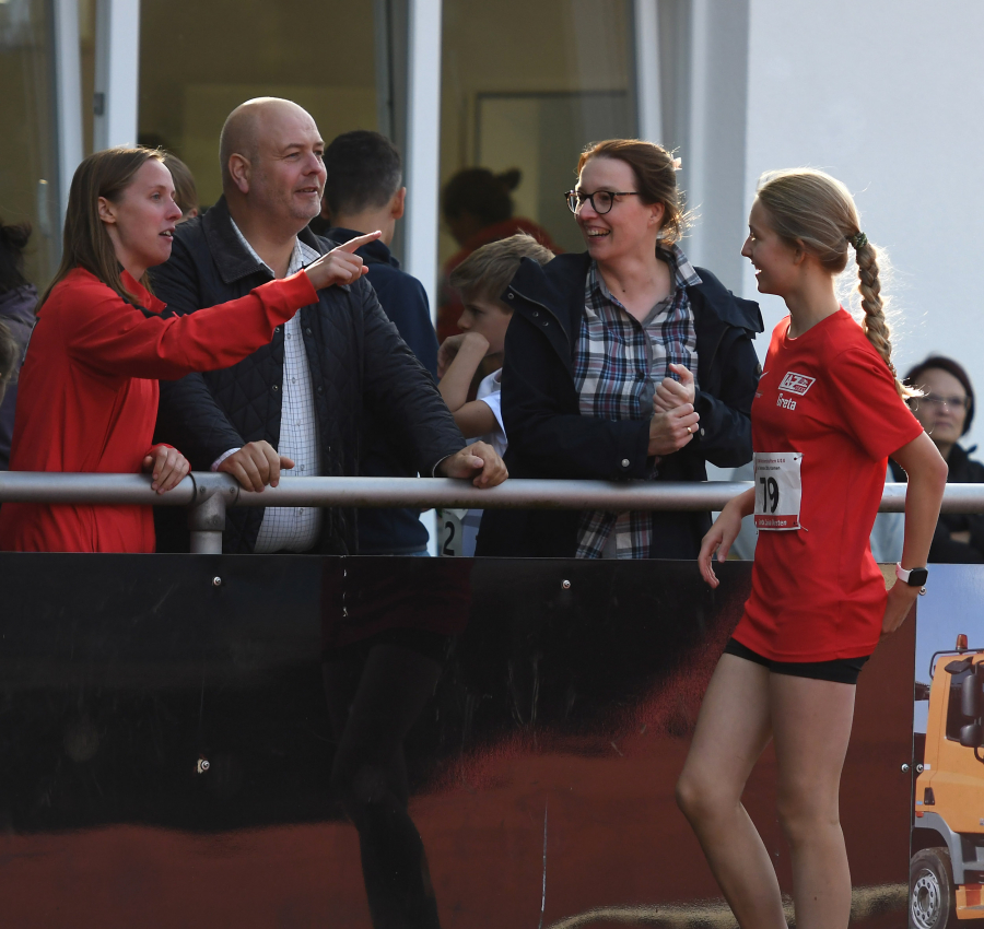 Beste Stimmung w&auml;hrend des Hochsprungwettkampfes im Kamener Jahnstadion: Trainerin Annika Straub (links) und Greta Karsten mit Eltern. Foto: Bottin